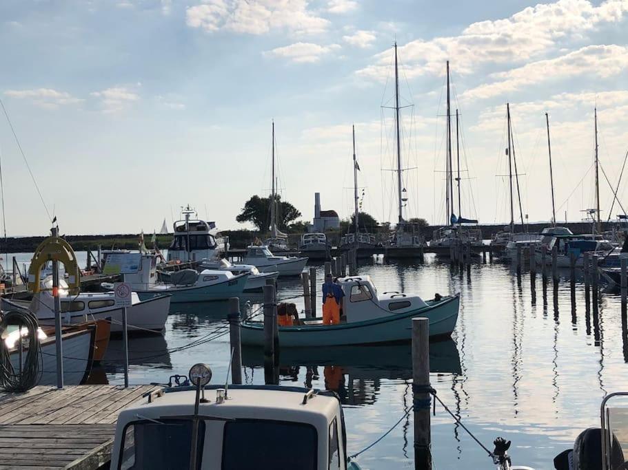 Skont Fiskerhus. Taet Pa By, Havn Og Havet Marstal Exterior foto