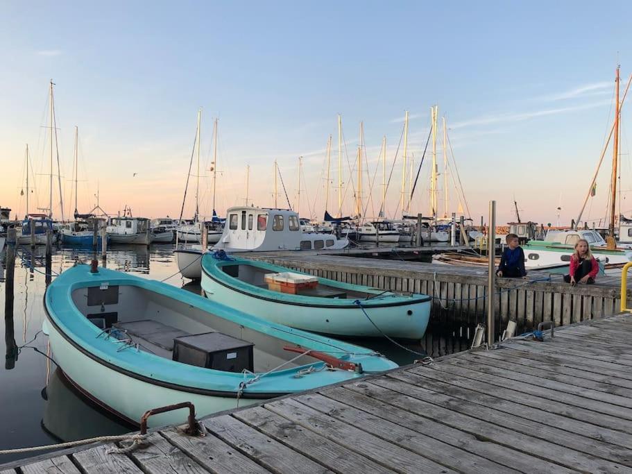 Skont Fiskerhus. Taet Pa By, Havn Og Havet Marstal Exterior foto